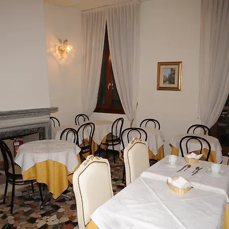 Alloggi Santa Sofia Couette-café 3*